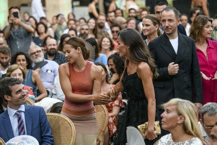 El cariñoso encuentro de la Reina con la actriz Irene Escolar en Palma