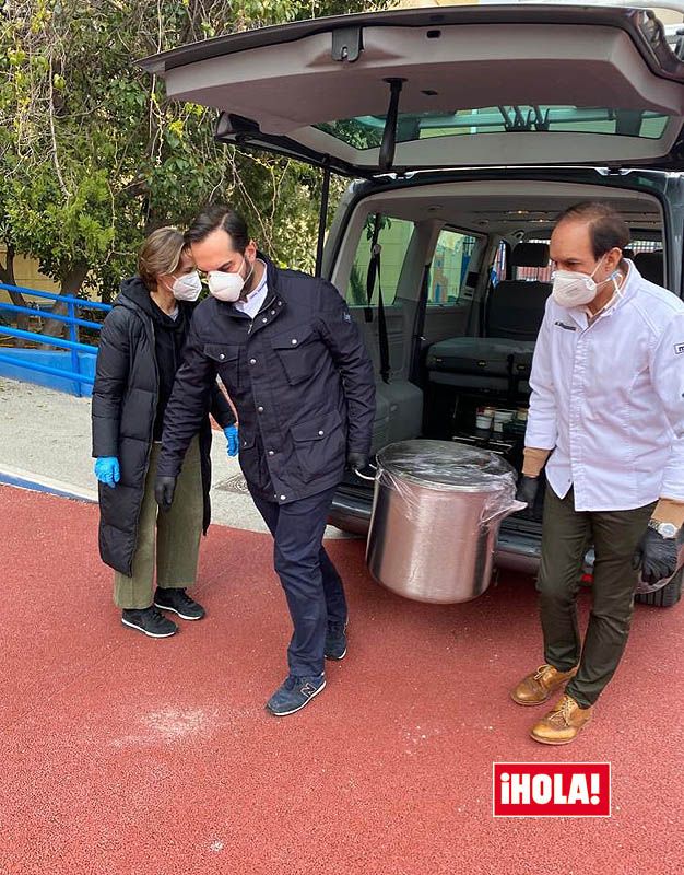 Mario Sandoval, llevando comida a un colegio de Madrid