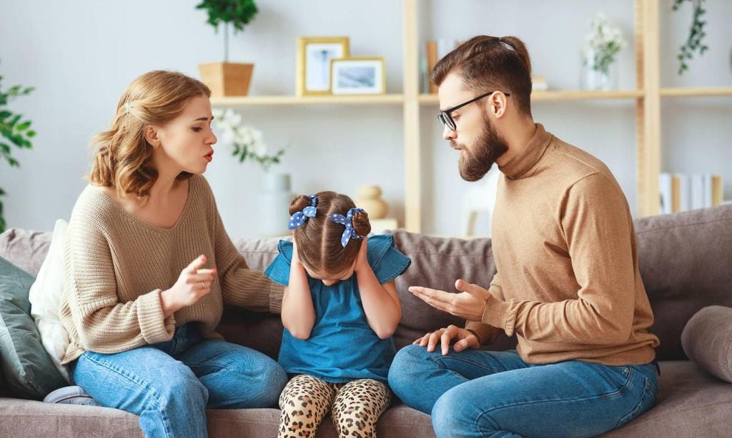 mam y pap enfadados con su hija