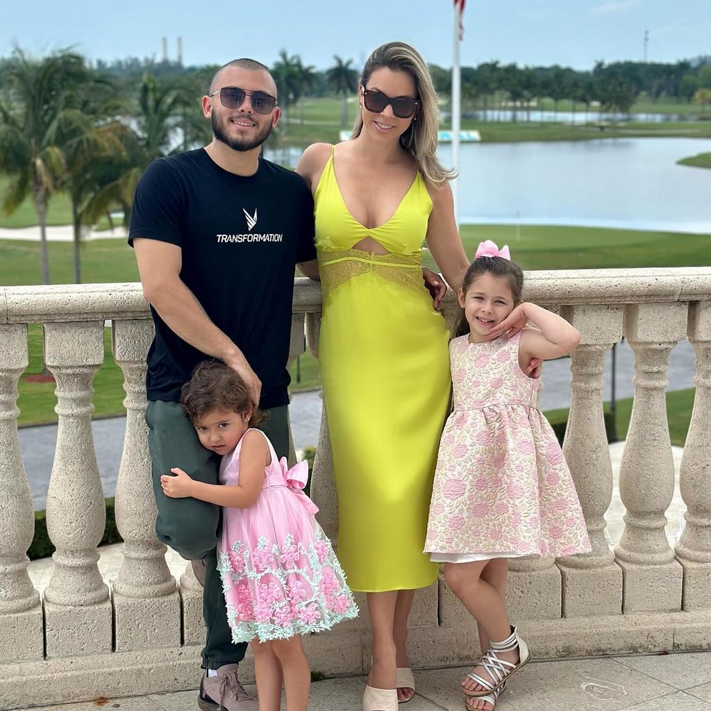 Ximena Duque y sus tres hijos: Cristán, Luna y Skye.