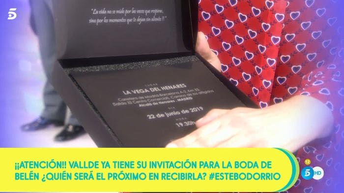 Belén Esteban entrega en directo a sus compañeros la original invitación de su boda