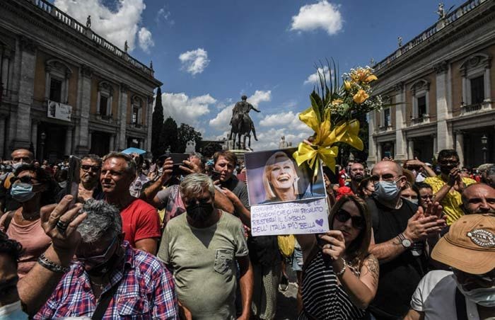 Raffaella Carrà: un funeral lleno de homenajes con sus familiares y amigos presentes