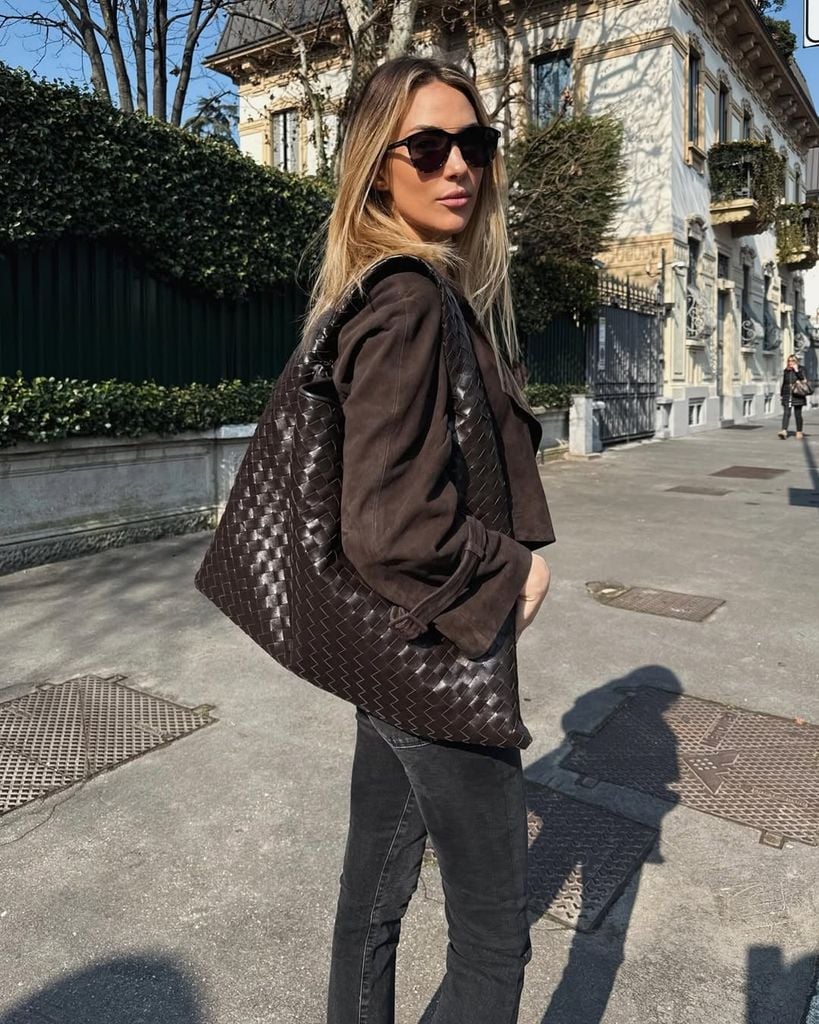 Alice Campello con bolso trenzado de Bottega Veneta