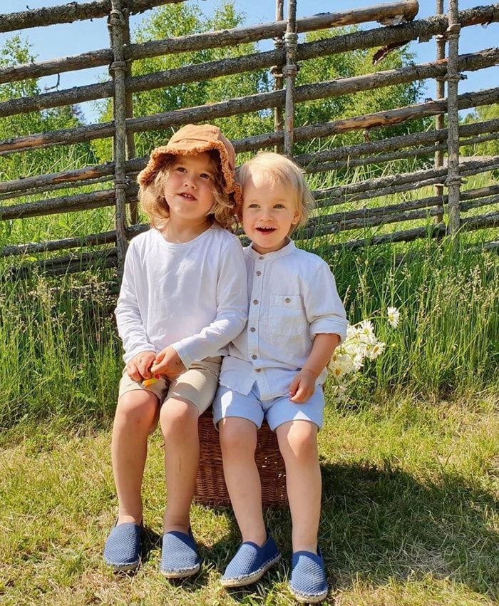 Carlos Felipe y Sofia de Suecia inauguran el verano sueco con una bucólica postal de sus pequeños