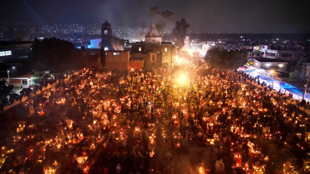 Una toma aérea del panteón del pueblo de San Andrés Mixquic, en la alcaldía Tláhuac, en la Ciudad de México