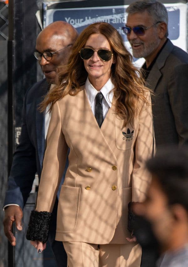 Julia Roberts, de la mano de George Clooney con un traje deportivo