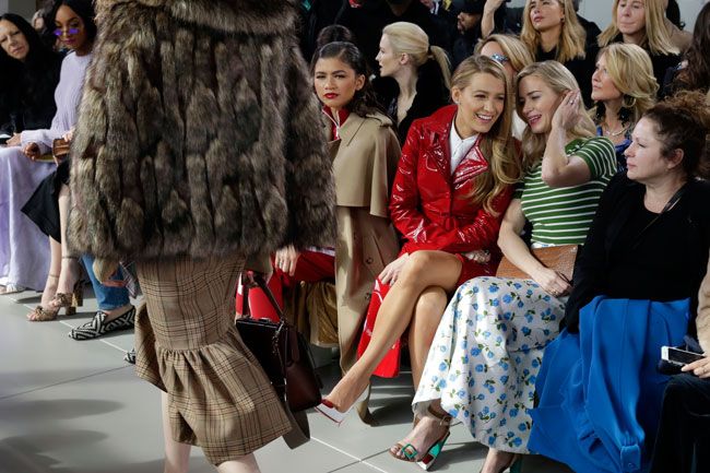 Blake Lively y Emily Blunt en el desfile de Michael Kors