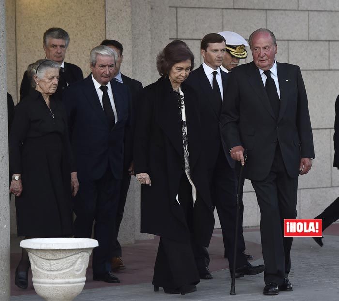 Los Reyes en la capilla ardiente de Alicia de Borbón-Parma