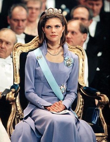 Plano medio de Victoria de Suecia sentada  en la ceremonia del Premio Nobel 1997