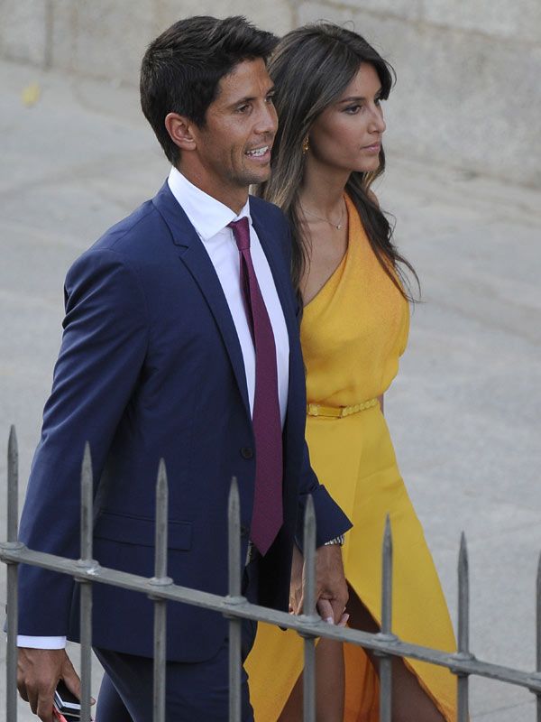 Fernando Verdasco y Ana Boyer muy guapa con un vestido amarillo con apertura en la pierna
