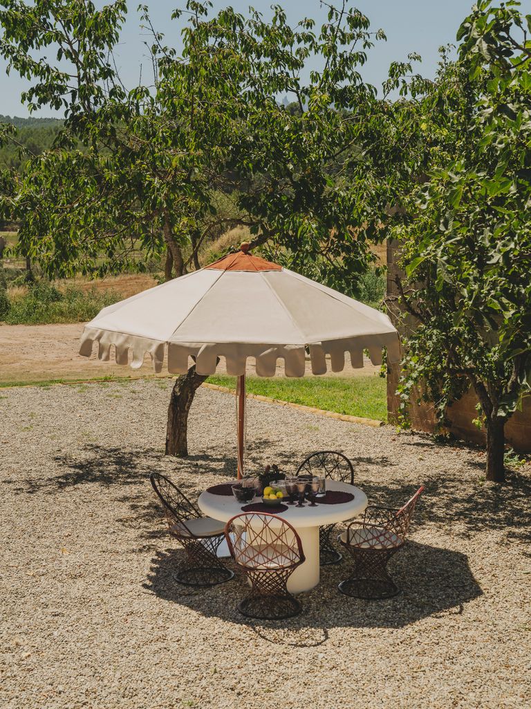 Comedor de verano bajo una sombrilla