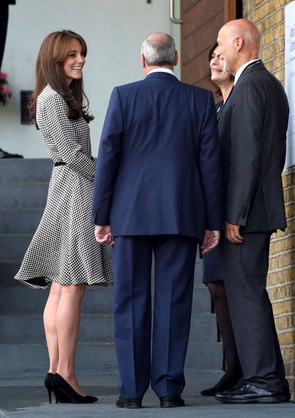 La Duquesa de Cambridge saludó al presidente del Centro Anne Freud, Michael Samuel, con un cariñoso beso, ya que se trata del esposo de Julia Samuel, la amiga de la princesa Diana y la madrina del príncipe Guillermo
