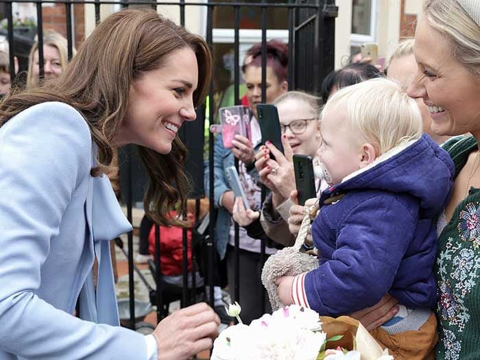 Princesa de Gales con un niño 