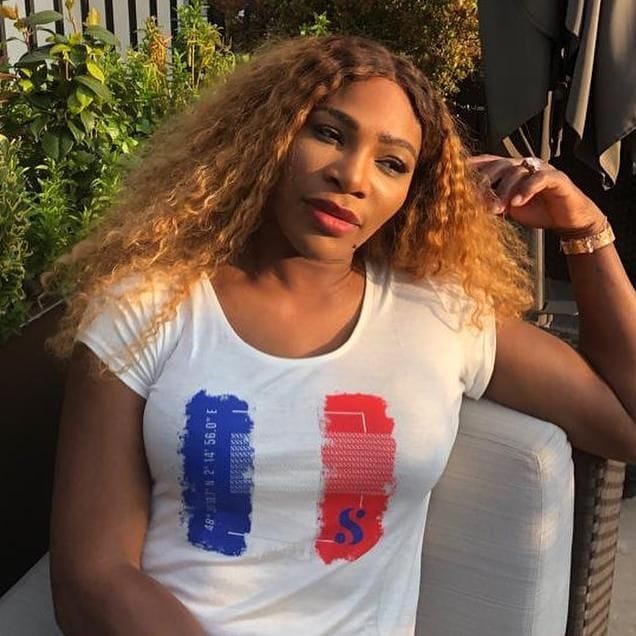 Serena Williams con cabello rizado al natural