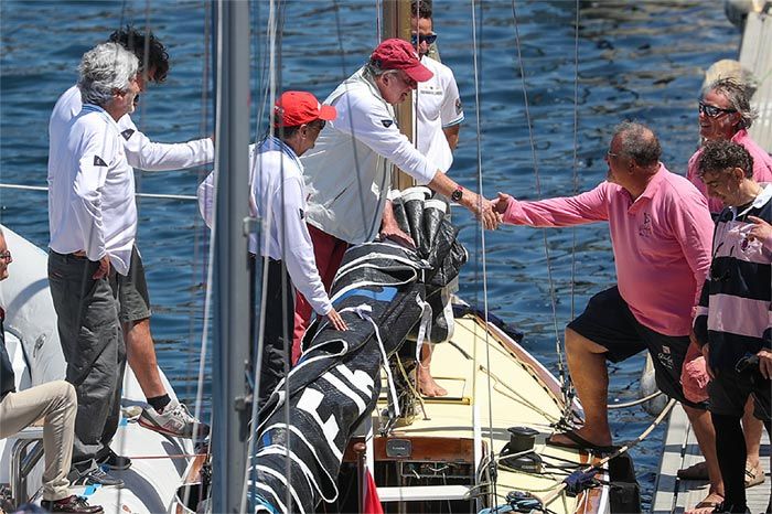 Don Juan Carlos saludando en el puerto de Sanxenxo