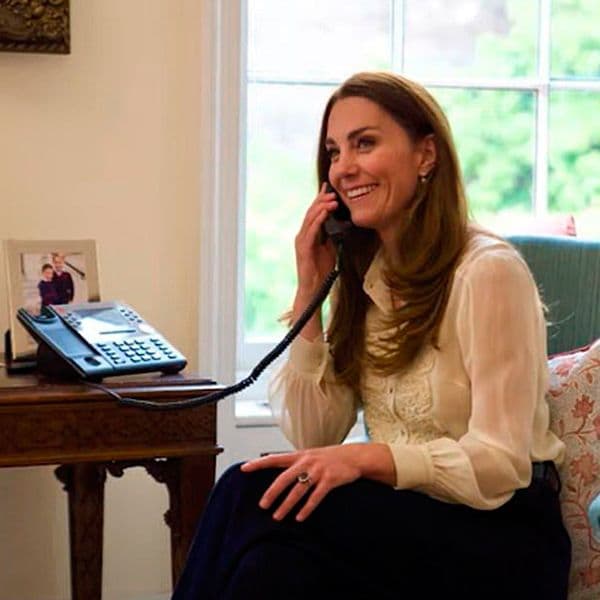 Kate Middleton habla por teléfono con Mila, una paciente de cáncer a quien la Duquesa fotografió en 2020