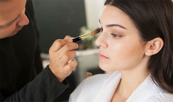 La modelo, durante una de las sesiones de maquillaje con Víctor Henao.
