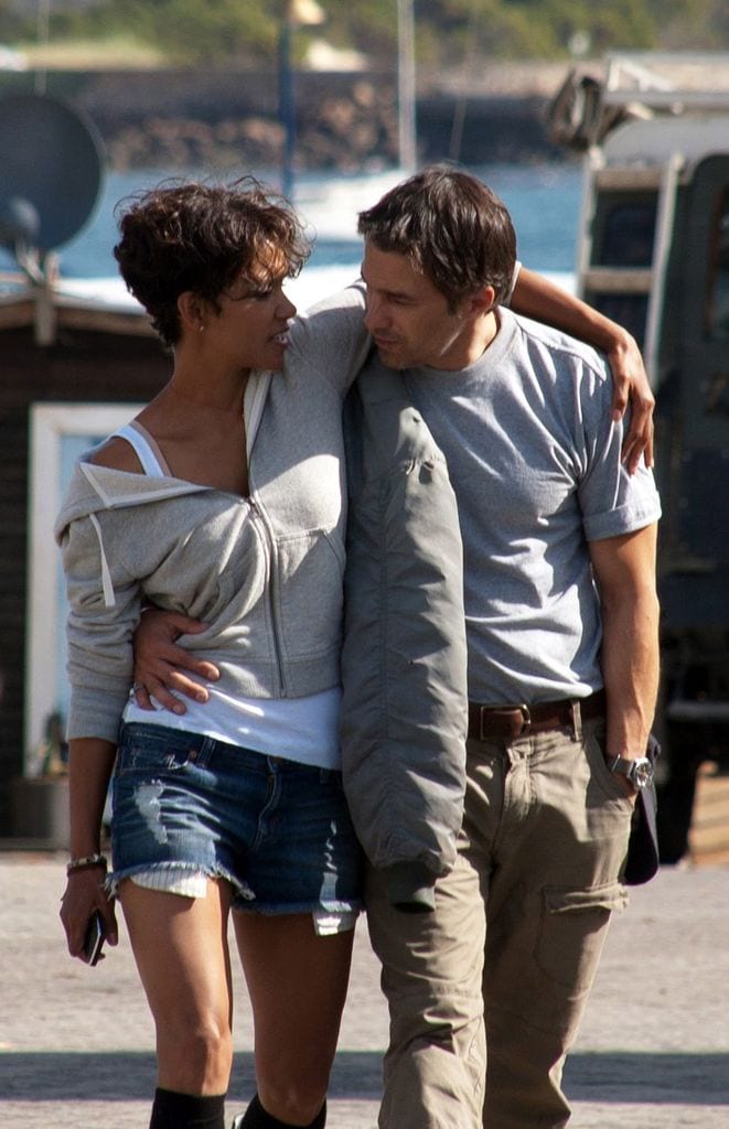 Halle Berry y Olivier Martinez en el rodaje de Dark Tide, en 2010 en Sudafrica