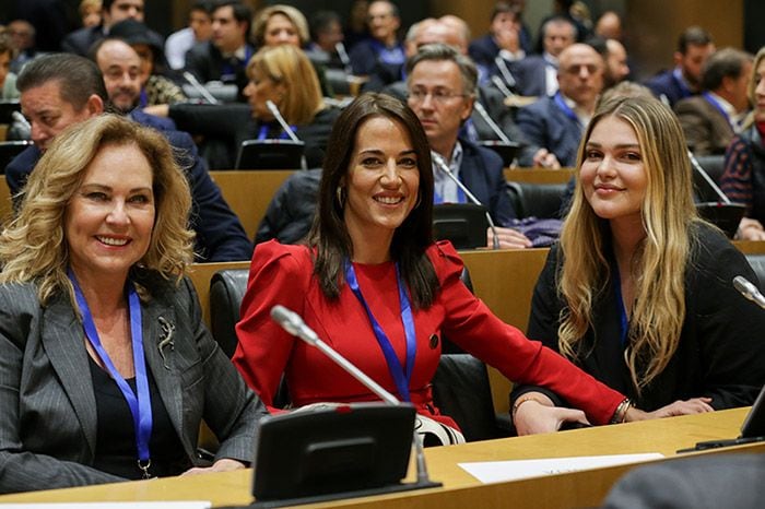 Sofía Bono con su hermana Ana y su madre