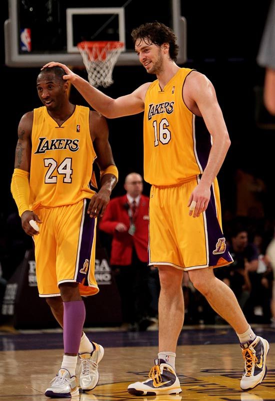 Pau Gasol recuerda a su 'hermano' Kobe Bryant en una histórica noche para el equipo que los unió