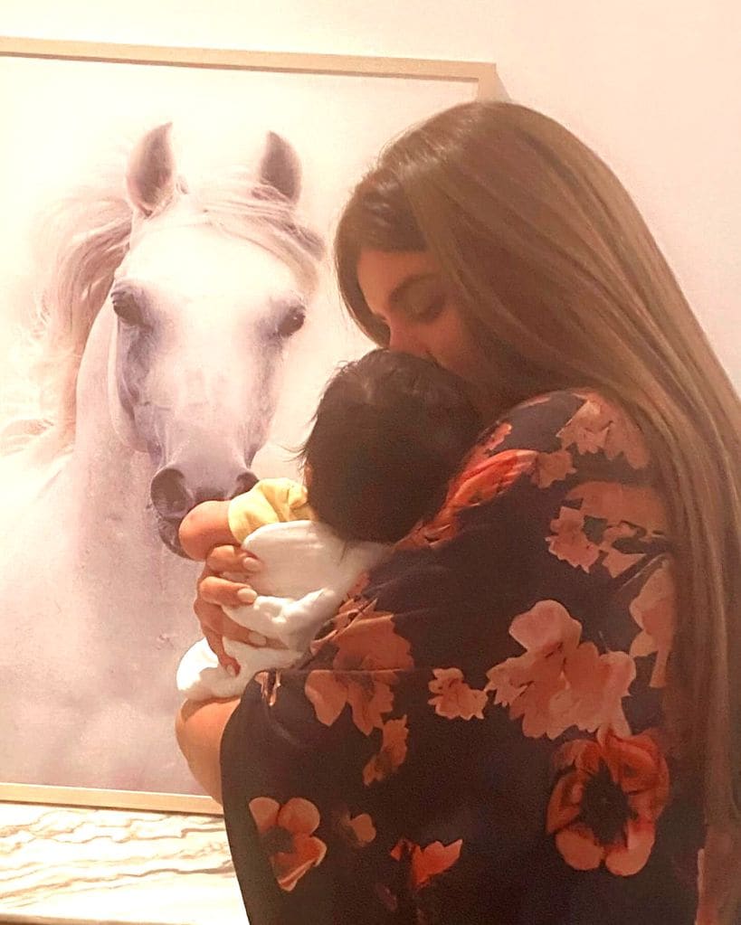 Mahra de Dubái, con su hija en brazos
