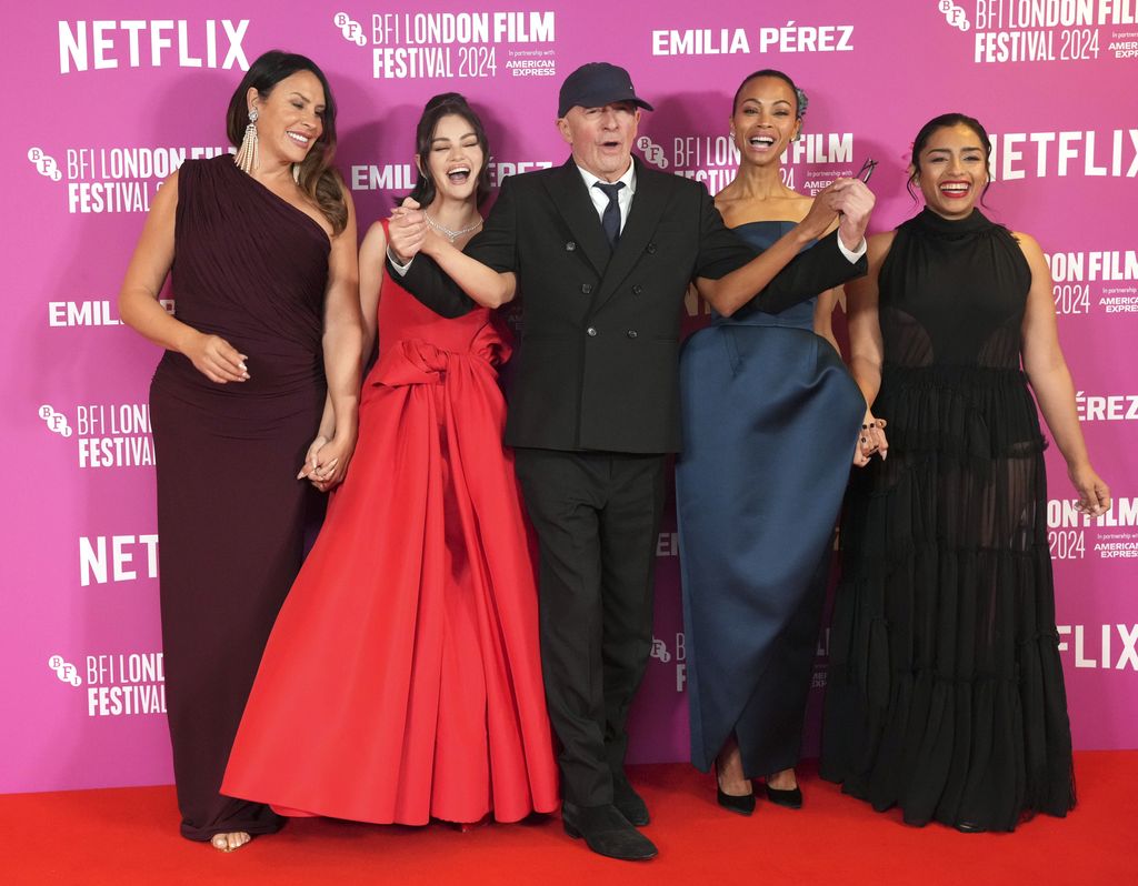 El director de Emilia Pérez Jacques Audiard con Karla Sofía Gascón, Selena Gomez, Zoe Sadaña y Adriana Paz en su participación en el London Film Festival 