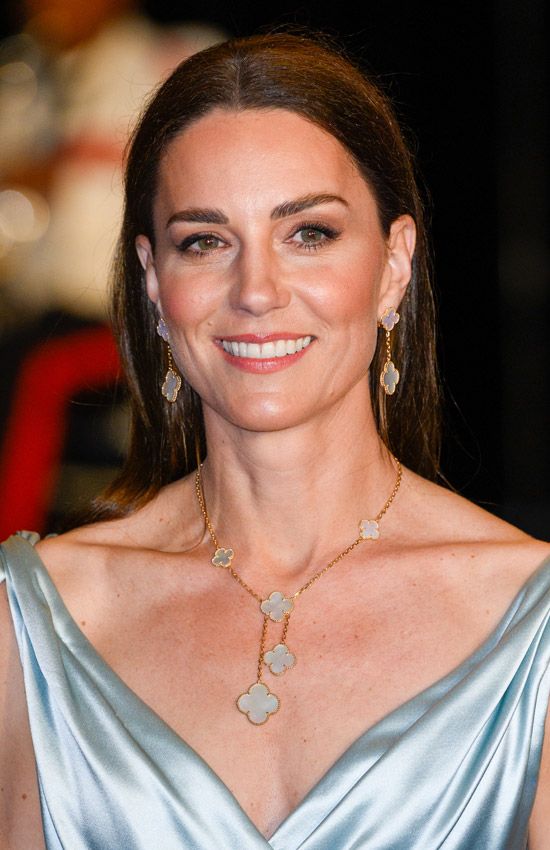 Kate Middleton con vestido azul satinado de Phillipa Lepley y joyas de Van Cleef & Arpels