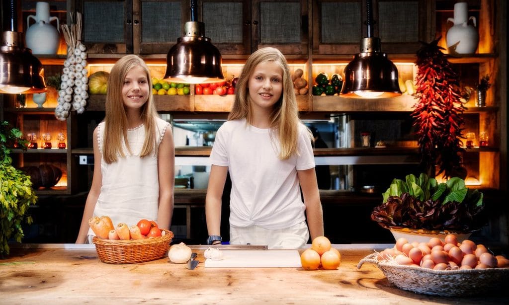 La infanta Sofía y la princesa Leonor en la cocina