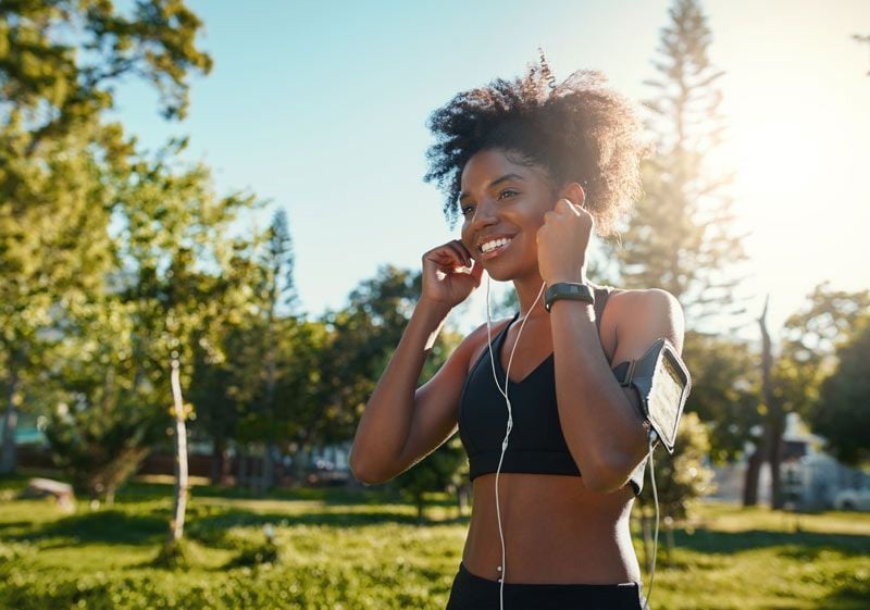 mujer ejercicio cascos