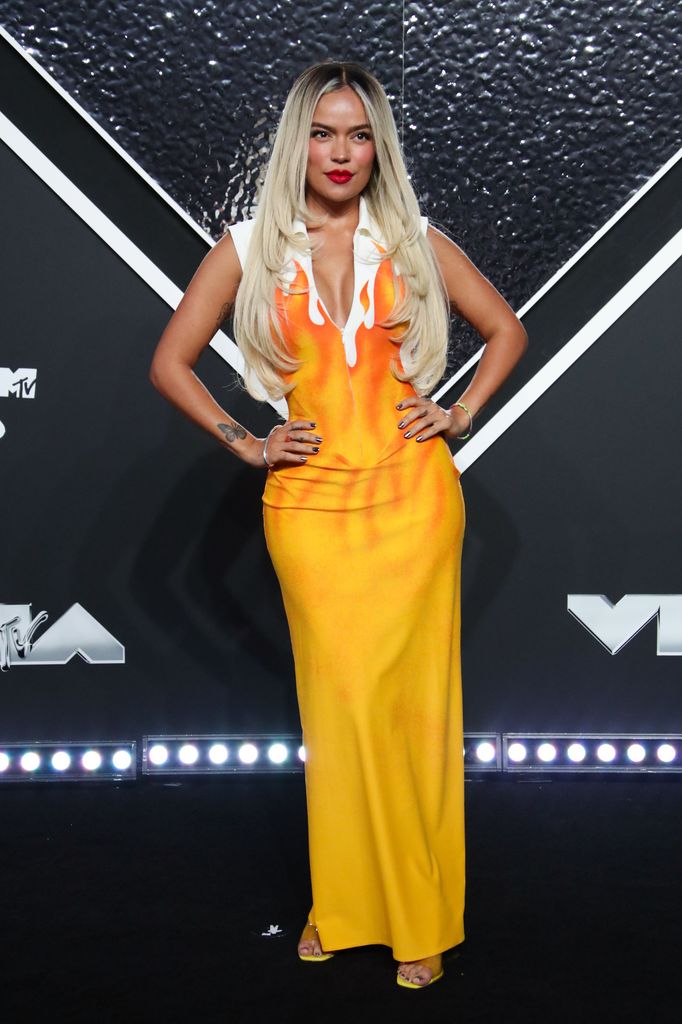 Como nos comenta Melendo en la entrevista sobre los vestidos de archivo, la cantante asistió a los MTV Video Music Awards 2024 con un vestido vintage de la firma Veronique Leroy, perteneciente al año 1996