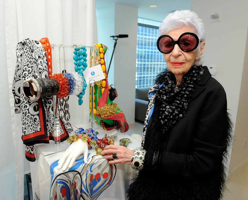 La leyenda de Iris Apfel continúa: se anuncia la subasta de sus objetos personales más icónicos