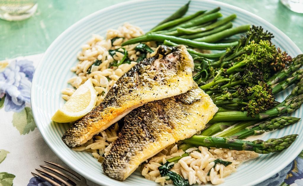 Filetes de lubina con orzo cremoso y verduras
