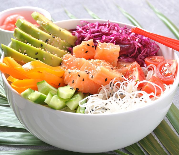 'Poke' de salmón con aguacate, pimientos y 'noodles'