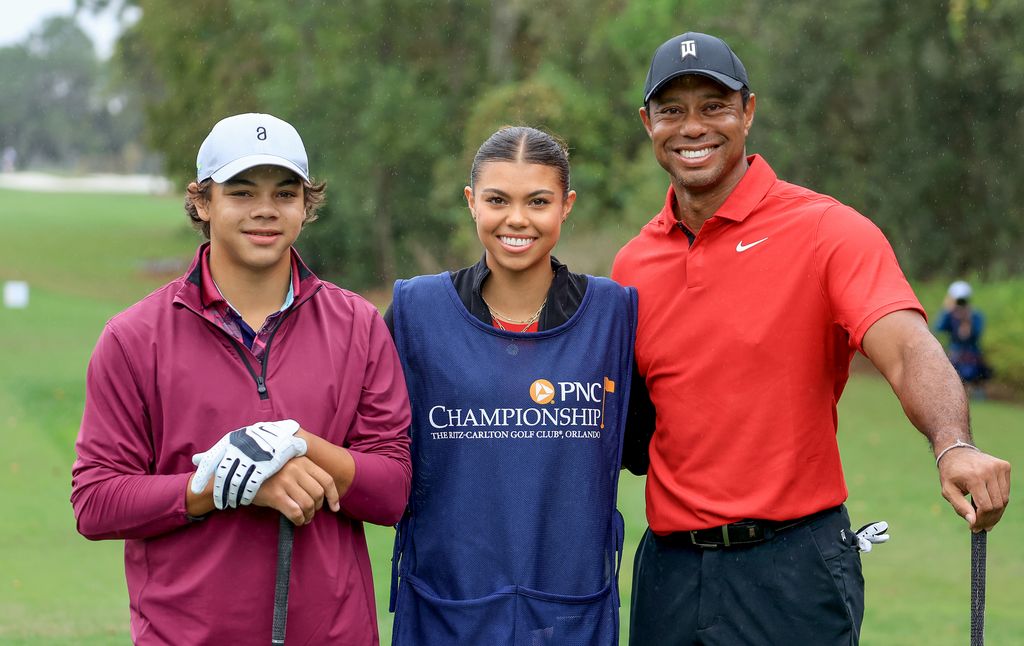 Tiger Woods junto a sus dos hijos Charlie de 16 y Sam, de 17 años