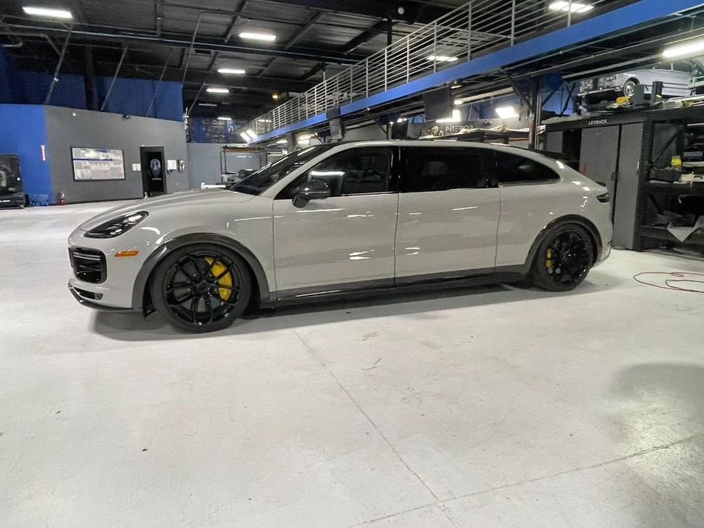 Mark Zuckerberg transforma un Porsche Cayenne en una minivan personalizada para su mujer