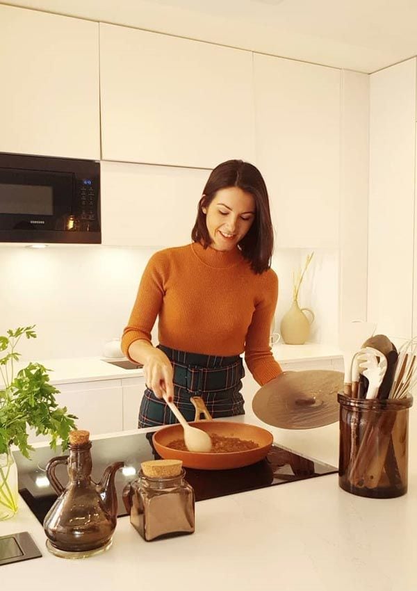 Elisa Blázquez cocinando