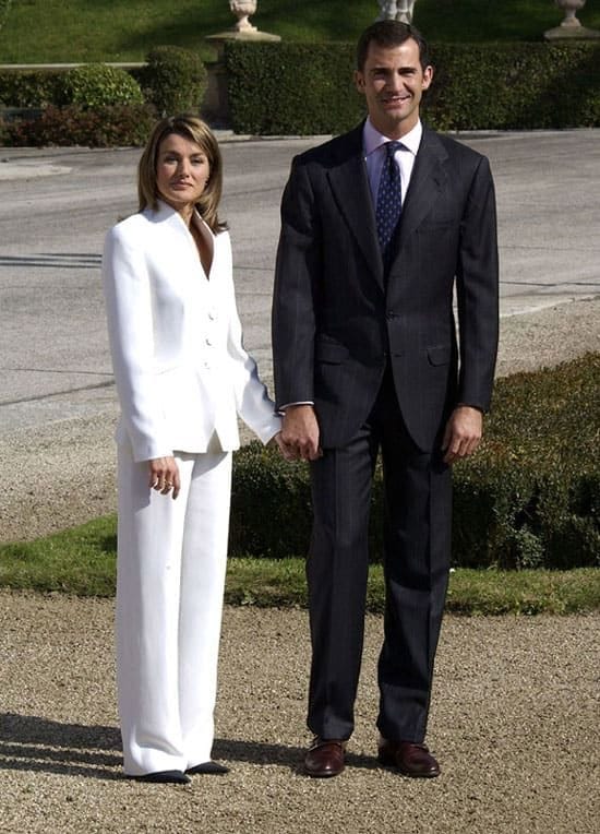 La reina Letizia da un giro a uno de sus looks icono con un top lencero y las perlas australianas