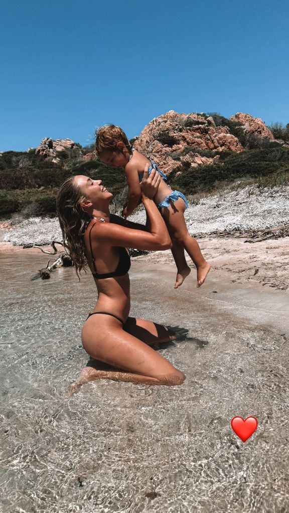 Alice Campello junto a su hija Bella