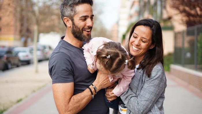 Sara Rubio y Roberto Leal con su hija Lola