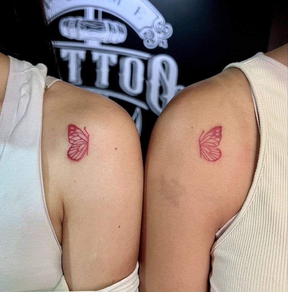 Tatuaje mariposa minimalista pareja