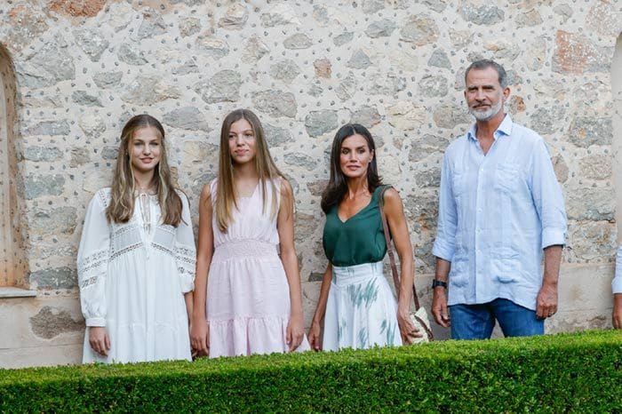 Los Reyes y sus hijas visitan Valldemossa