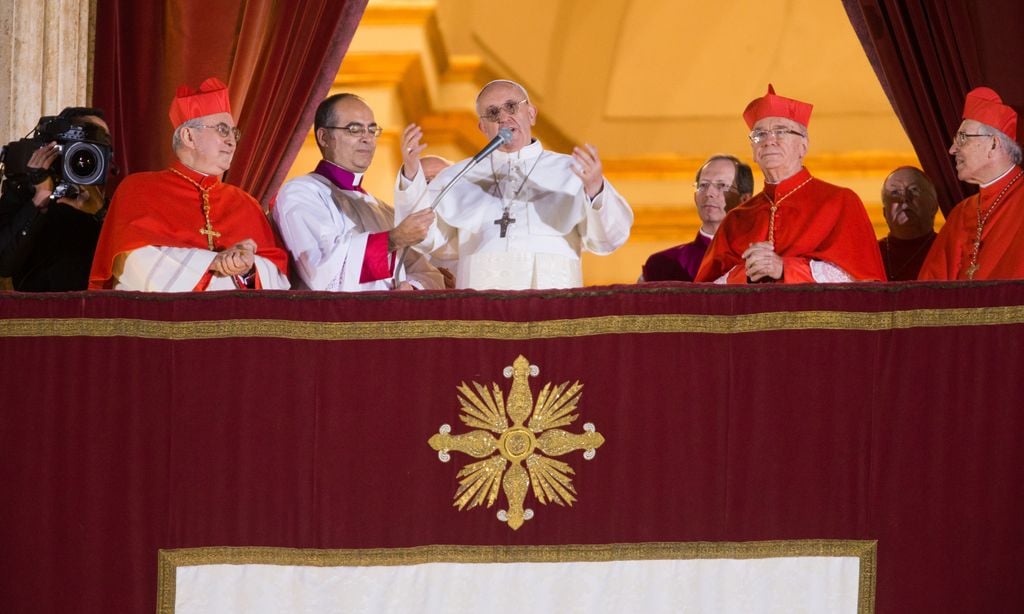 El papa Francisco sale al balcón de la Basílica de San Pedro del Vaticano tras ser nombrado sucesor de Benedicto XVI