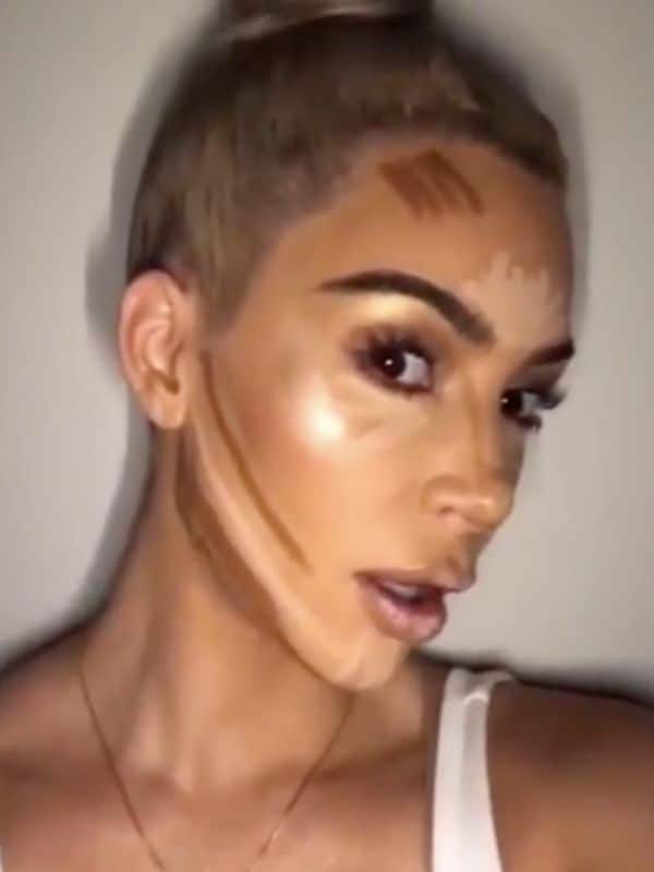 Kim Kardashian aplicándose la técnica del contouring
