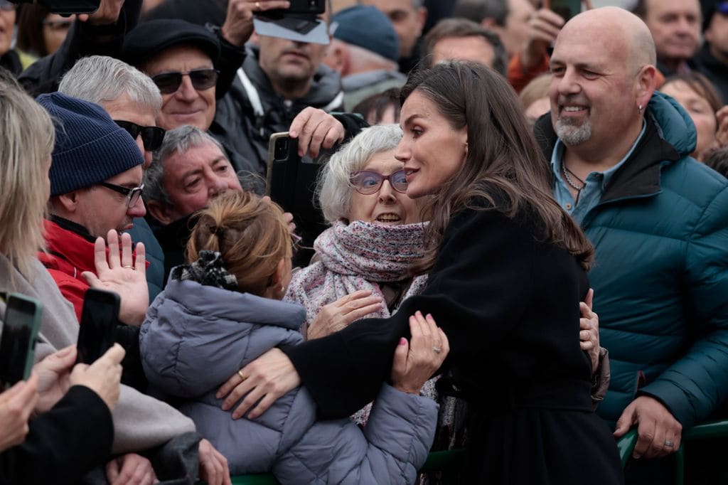 LA REINA LETIZIA SE DA UN BAÑO DE MASAS A SU LLEGADA A TUDELA