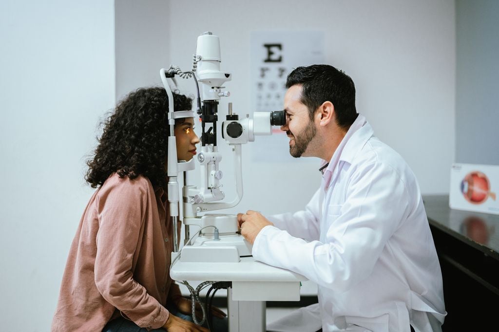 mujer en el oftalmólogo haciéndose una revisión