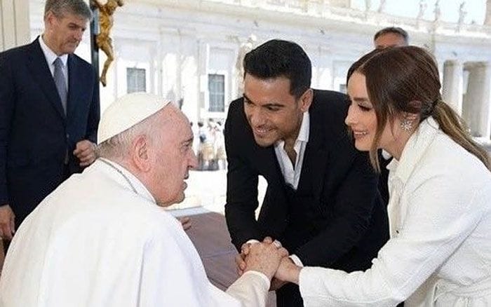 Imagen de Carlos Rivera y Cynthia Rodríguez con el papa Francisco