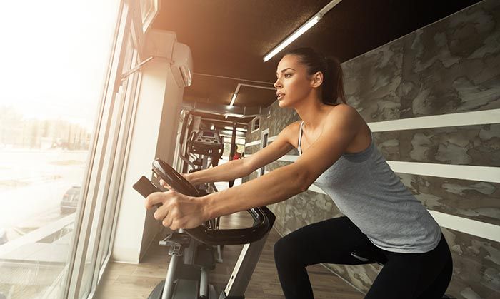 mujer haciendo spinning