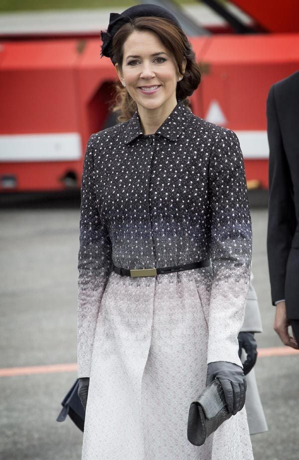 Para esta ocasión, la princesa Mary optó por un estiloso look compuesto por un abrigo bicolor blanco y negro con cinturón
