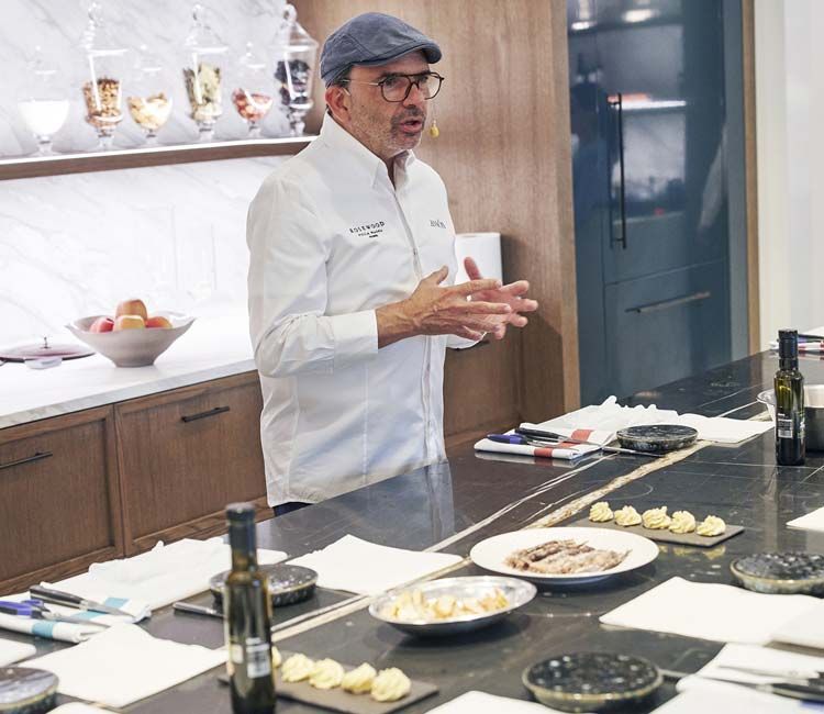 Jesús Sánchez en el taller de limpieza de anchoas