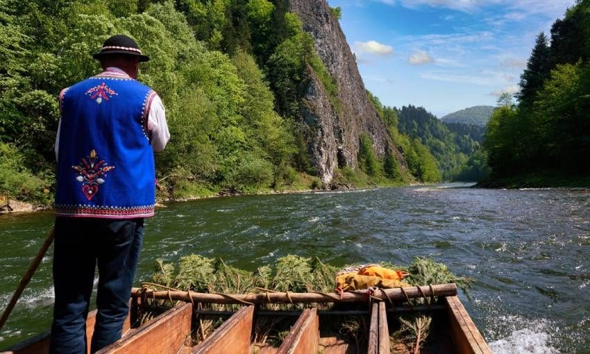 Paseo en balsa por el río Dunajec en el Parque Nacional de Pieniny en Eslovaquia